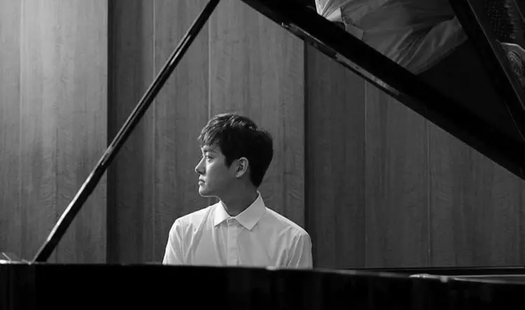 музыка в исполнении молодого корейского композитора