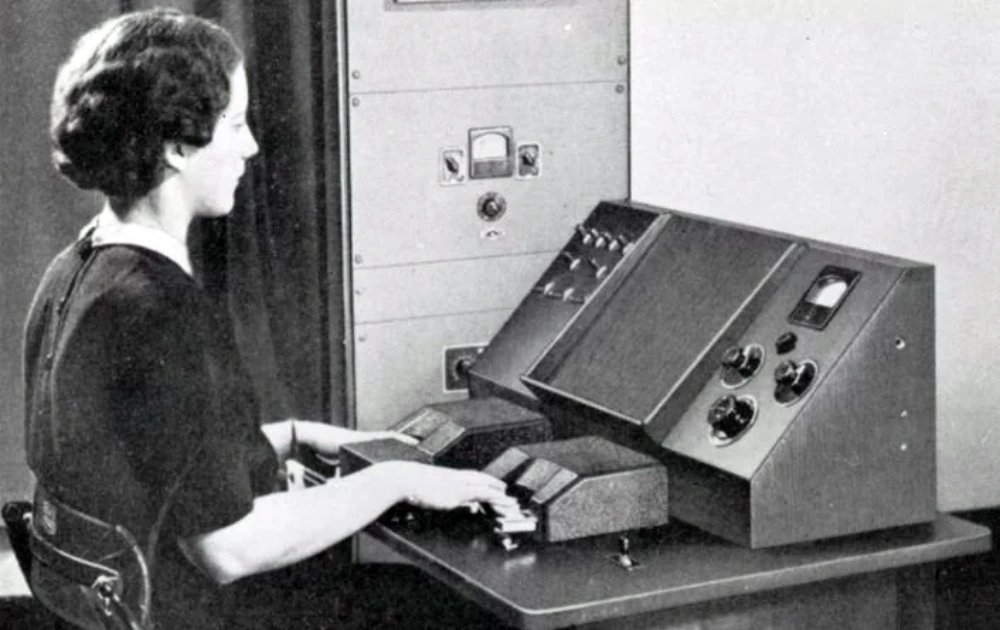 Самый 1 голосовой. Самый первый синтезатор. Первые электронные устройства. Первый голосовой помощник. Первый синтезатор речи.